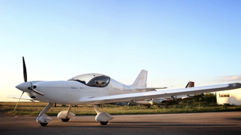 Avion se srušio u kukuruzište. TangoSix (Fotografija ne prikazuje stvarne događaje)