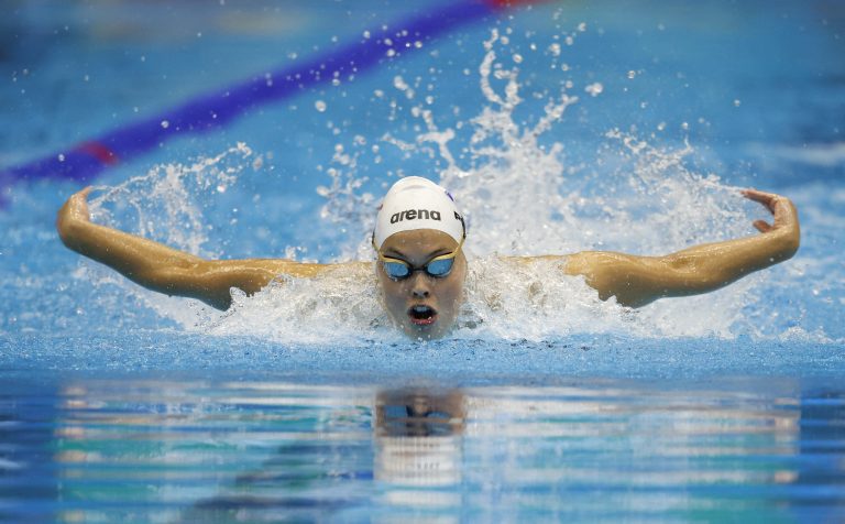 Lana Pudar osvojila je 1. mjesto u finalu Svjetskog juniorskog prvenstva u Izrealu u disciplini 200 metara delfin. Mostarka je dionicu od 200 metara isplivala za 2:07:20 i tako stigla do zlata. Pogledajte kako je sjajna Mostarka stigla do zlatne medalje. Pored ove discipline, Lana će nastupiti u disciplinama 50 i 100m delfin, koje su na programu u srijedu, četvrtak, petak i subotu.REUTERS/Issei Kato