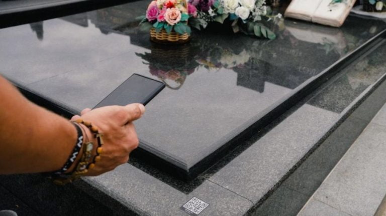 Sav materijal koji porodica želi digitalizirati i pohraniti u oblak povezuje se sa QR kodom. Digi Memoriale