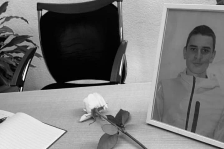 Škola se oprostila od maturanta. Facebook