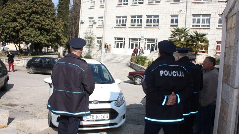 Stolačka policija. Avaz