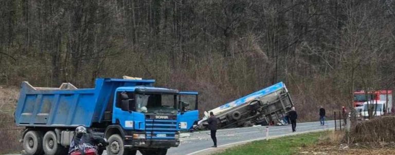 Kamion i automobil sletjeli s kolovoza. Facebook