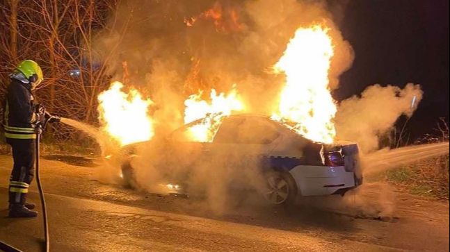Požar na policijskom vozilu. Facebook