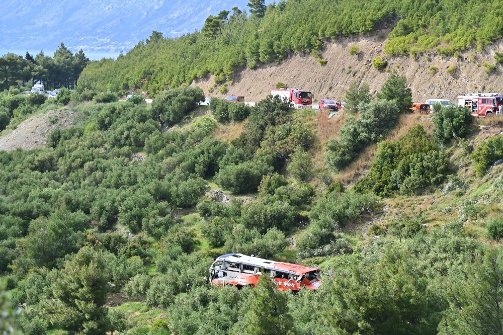 Teška nesreća u blizini mjesta Krvavica kod Makarske: Autobus sletio u provaliju