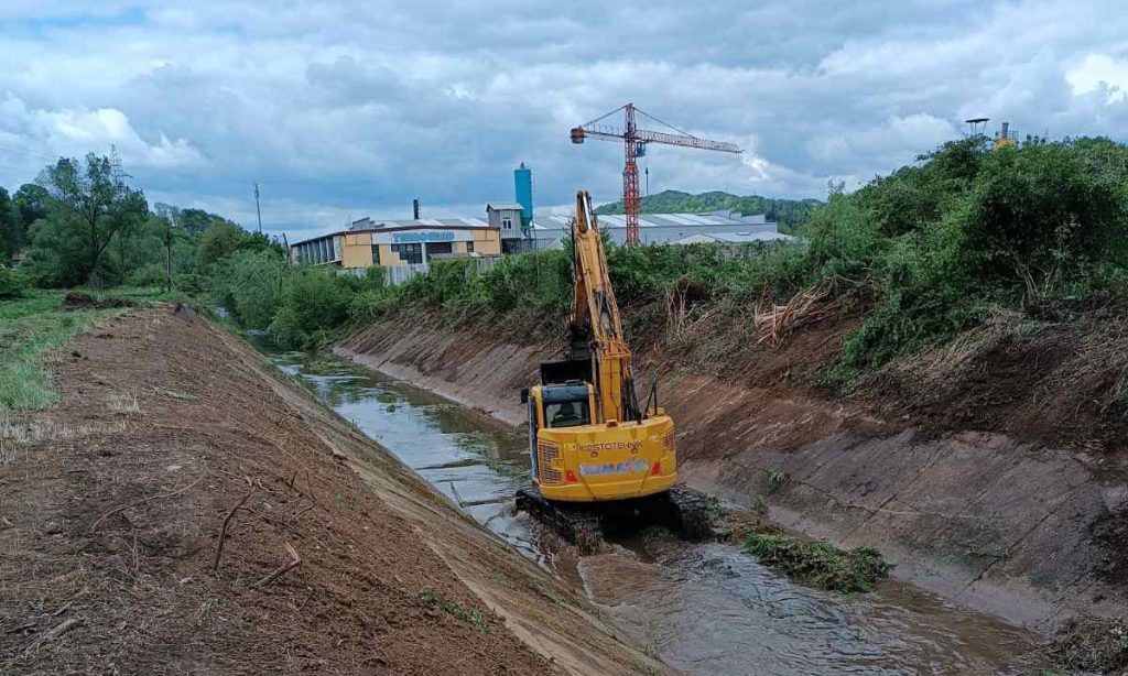 Tuzla: U toku radovi na čišćenju korita rijeka Jale i Soline