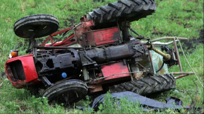Traktor se prevrnuo. Facebook