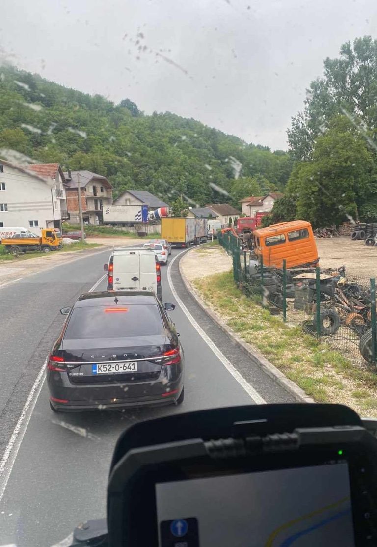 Kolone vozila u Podorašcu. Avaz