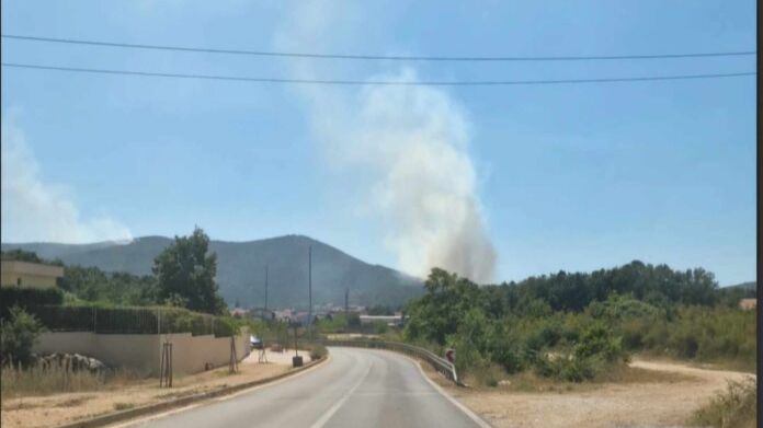Gori na brdu Križevac. Facebook