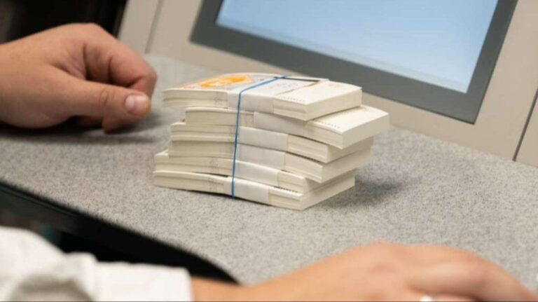 Počinje isplata penzija. Fena Počinje isplata penzija. Fena