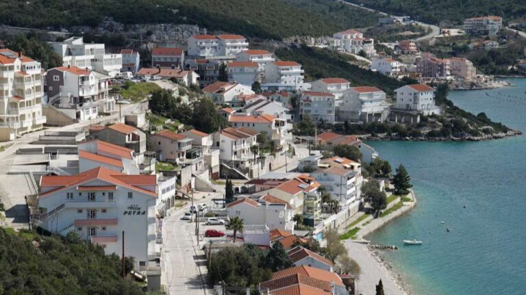 Neum. Fena
