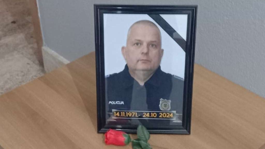 Policijska stanica Bosanska Krupa odala počast ubijenom policajcu. Fena