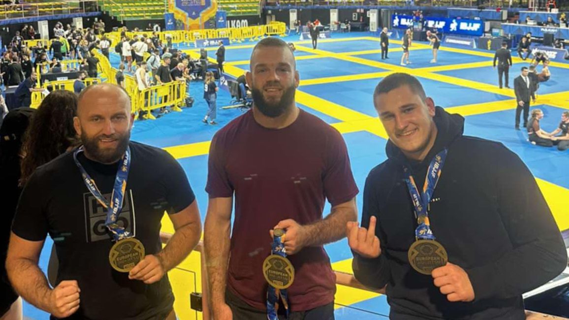 Članovi Brotherhooda. Facebook