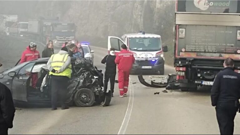 Sudarili se kamion i automobil. ATV