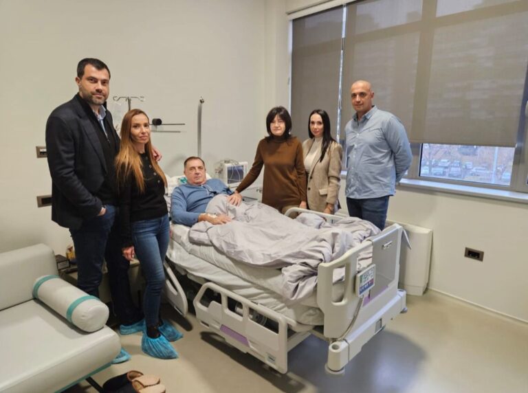 Porodica u posjeti Dodiku. Platforma X