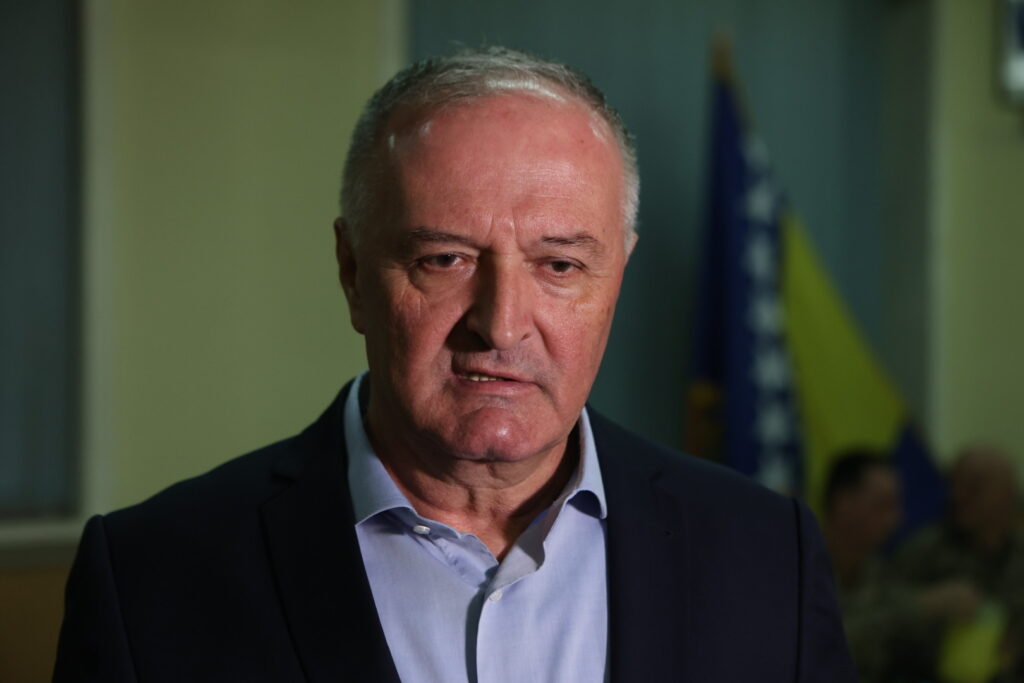 Ministar Helez poziva Šmita da interveniše zbog blokade u Domu naroda