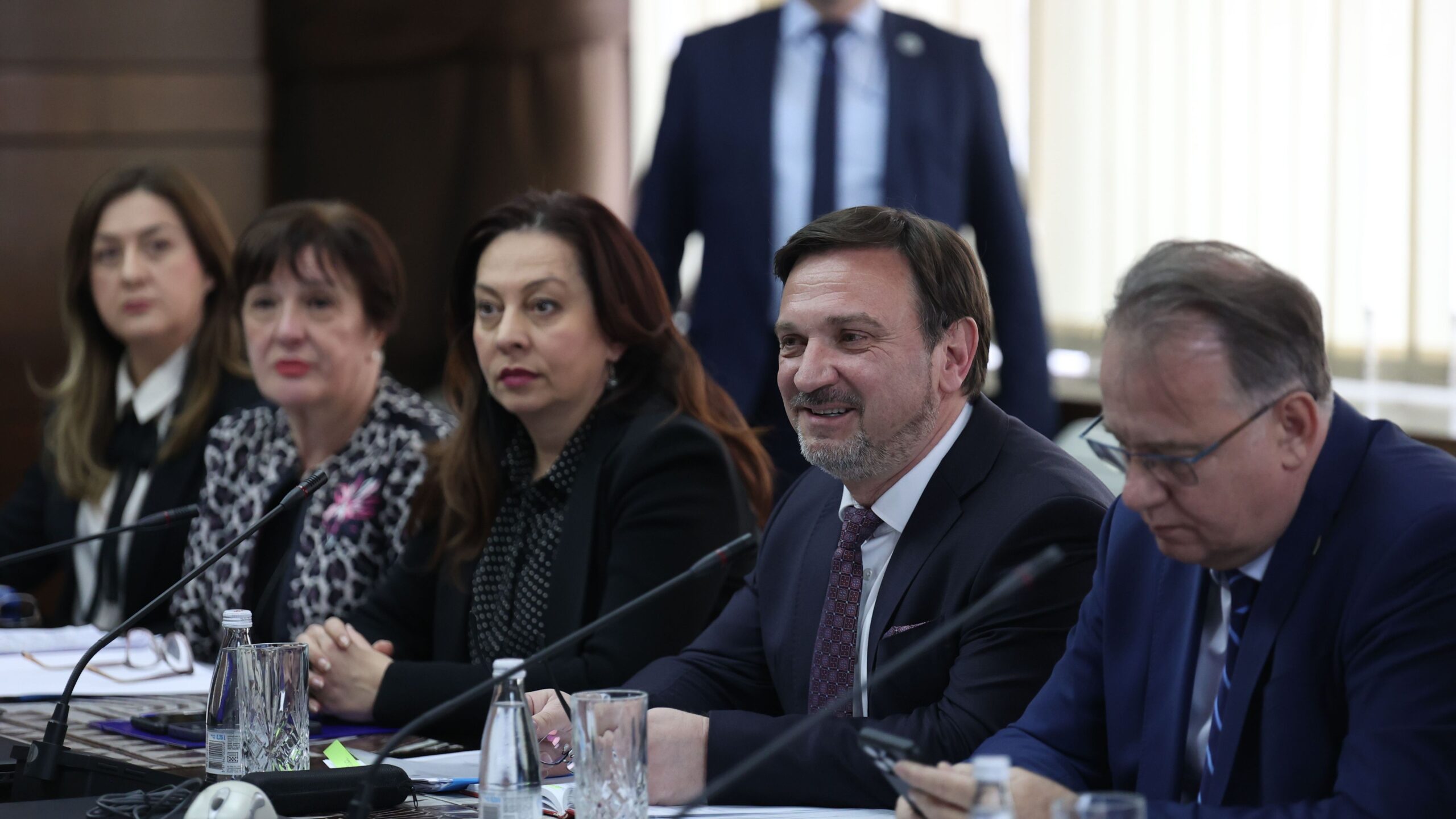 Predstavnici Vlade s trgovcima. Fena