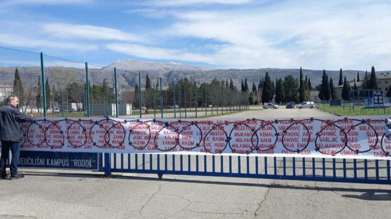 Imena logoraša postavljena na kapiju bivšeg logora “Heliodrom” sa obilježavanja 2024.. Detektor