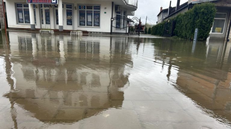 Ulice Sanskog Mosta pod vodom. Avaz