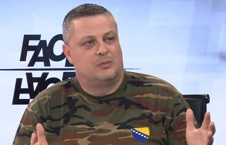 Vojin Mijatović u maskirnoj uniformi. Screenshot