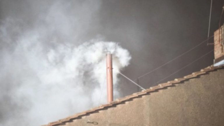 Bijeli dim: Znak da je izabran novi papa. Screenshot