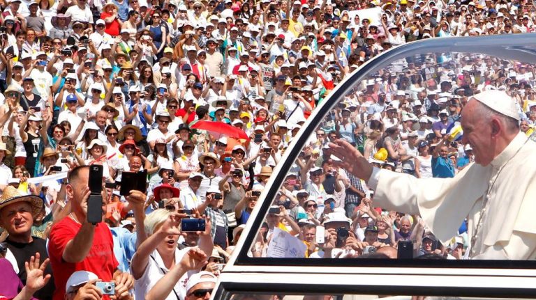 Papa Franjo na Koševu. Avaz