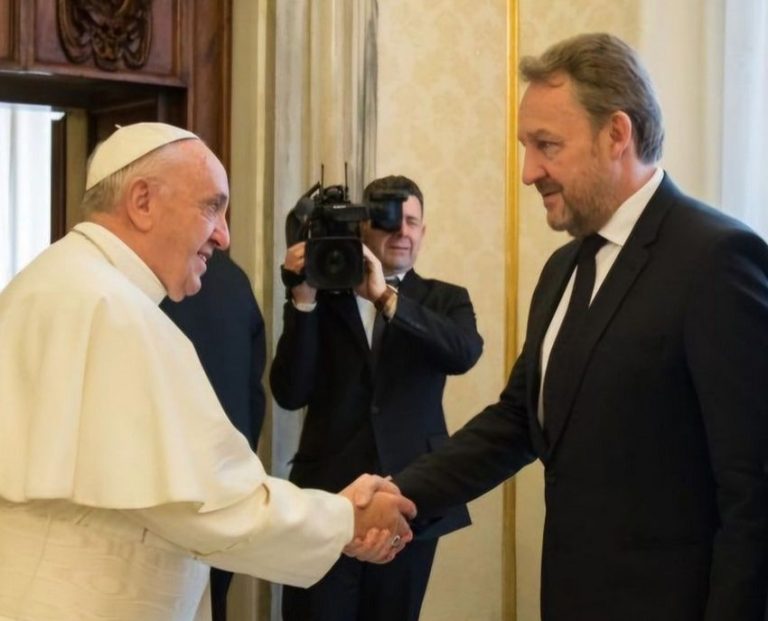 Papa Franjo i Bakir Izetbegović. Facebook