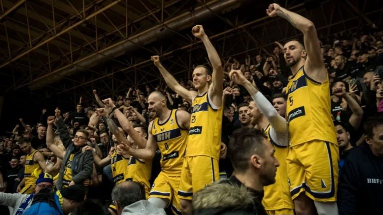 Igrači i navijači kao jedno. FIBA