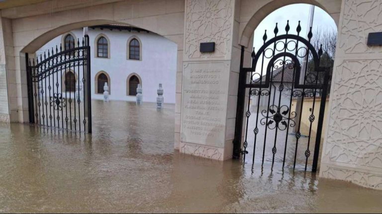 Poplavljena džamija Sultana Mahmuda I u Prijedoru. Fena