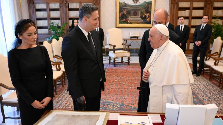 Bećirović sa suprugom Mirelom na privatnoj audijenciji kod pape Franje. Predsjedništvo BiH