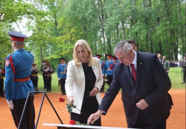 Cvijanović položila ružu. Instagram