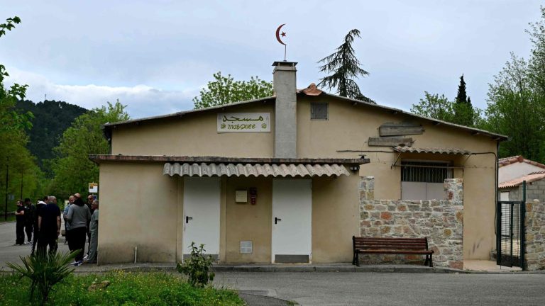 Muškarac koji je u petak ujutro nožem izbo mladića koji je klanjao u džamiji Hadidža u mjestu La Grand-Combe, u francuskom departmanu Gard, i dalje je u bjekstvu, dok policija intenzivno traga za njim. Prema pisanju Le Parisien, osumnjičeni Olivije H. je francuski državljanin bh. porijekla, iz kršćanske porodice s jedanaestoro djece. Ima oko dvadeset godina, prima socijalnu pomoć (RSA) i, prema izvorima bliskim istrazi, većinu vremena provodi igrajući video-igre. Njegova porodica živi u socijalnim stanovima u La Grand-Combeu, prenosi France 24. Do sada nije imao dosije Olivije H., rođen 2004. godine u Lionu, do sada nije imao krivični dosije i nije bio poznat lokalnim sigurnosnim službama. Prema riječima tužioca iz Alesa, Abdelkarima Grinija, napadač nije poznavao svoju žrtvu. - Nasumični čin s mogućom rasističkom ili islamofobnom pozadinom jedna je od hipoteza koje istražujemo – izjavio je tužilac. Dodao je da se vrši procjena psihološkog i psihijatrijskog profila osumnjičenog. Istražitelji trenutno nemaju informacija o tome gdje se osumnjičeni nalazi. Povremeno je posjećivao Gard, gdje živi dio njegove porodice. Njegov mlađi brat, maloljetnik, priveden je u subotu radi ispitivanja kako bi se prikupile dodatne informacije, ali je iste večeri pušten bez optužnice. Prema izvorima iz istrage, otac osumnjičenog poznat je policiji zbog sitnih krivičnih djela. Snimao žrtvu dok je umirala Tokom napada u petak, Olivije H. je mobitelom snimao žrtvu dok je umirala, navodi izvor blizak istrazi. Tu informaciju potvrdio je tužilac Grini, naglasivši da je "od ključne važnosti" što brže uhapsiti osumnjičenog. Žrtva napada bio je mladić porijeklom iz Malija, star između 23 i 24 godine. Redovno je volontirao u džamiji, gdje je svakog petka prije džuma-namaza čistio prostorije. U trenutku napada bio je sam u džamiji. Snimci nadzornih kamera pokazuju kako se Olivije H. i Abubakar susreću i razgovaraju, a zatim zajedno ulaze u džamiju. - Žrtva počinje klanjati, napadač ga oponaša, a zatim iznenada vadi nož i zadaje mu više uboda – opisao je tužilac, istaknuvši "posebnu hladnokrvnost" i "veliku samokontrolu" koju je napadač pokazao.