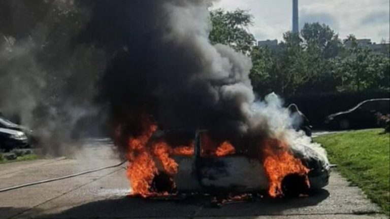 Automobil u plamenu. Facebook