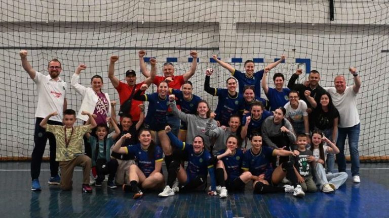 Slavlje ekipe nakon ovjerene titule. RK Hadžići