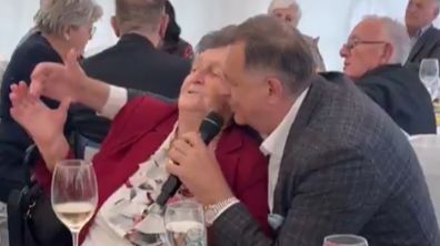 Dodik pjeva s majkom. Screenshot