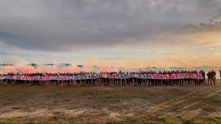 Zapaljene baklje. Facebook