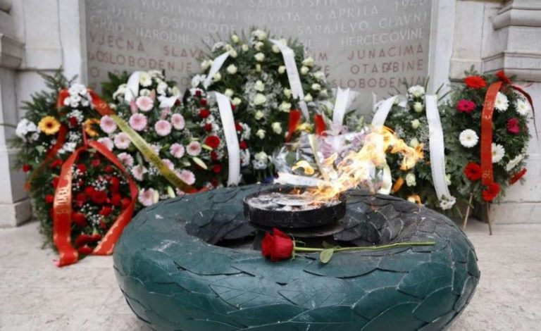 U 10:00 planirano je odavanje počasti i polaganje cvijeća ispred spomen obilježje "Vječna vatra" u Sarajevu. BHRT
