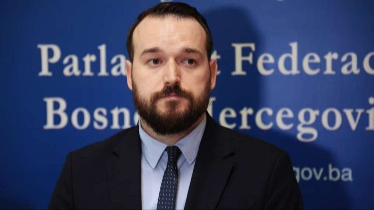 Čavalić: Direktno prozvan kroz transparente. Fena