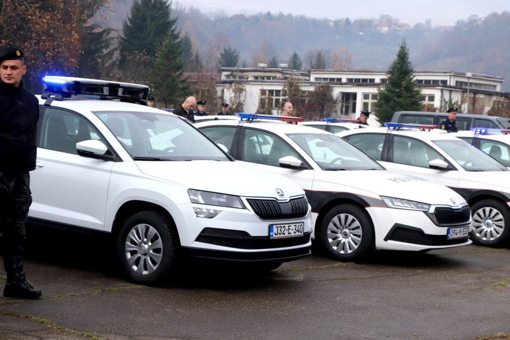MUP TK: Za obijesnu vožnju od 177 km/h kroz Srebrenik privremeno oduzeto vozilo
