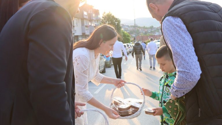 Benjamina Karić dijeli baklave. Facebook