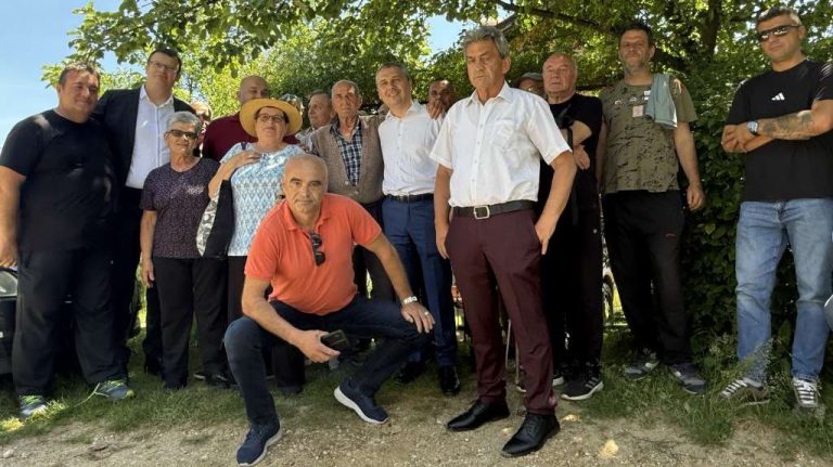 Povratnici u Istočnoj Ilidži sa zvaničnicima. FMROI