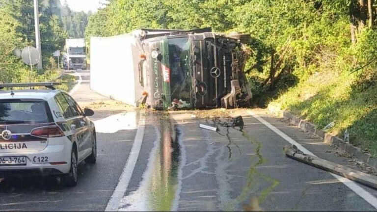 Kamion se prevrnuo. Ilijaš.info