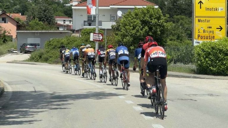 Biciklisti na putu. Facebook