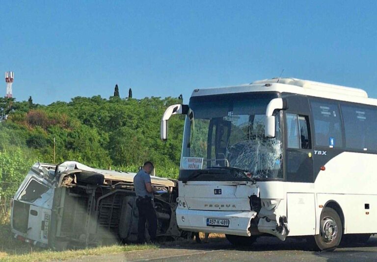 Sa mjesta nesreće. Avaz