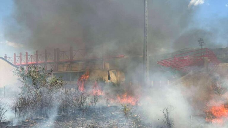 Požar u blizini Veležovog stadiona. PVJ Mostar/Facebook