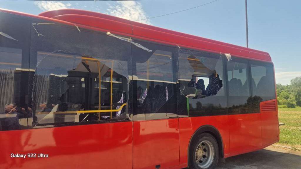 Oštećeni autobus. Vladimir Matijević/FENA