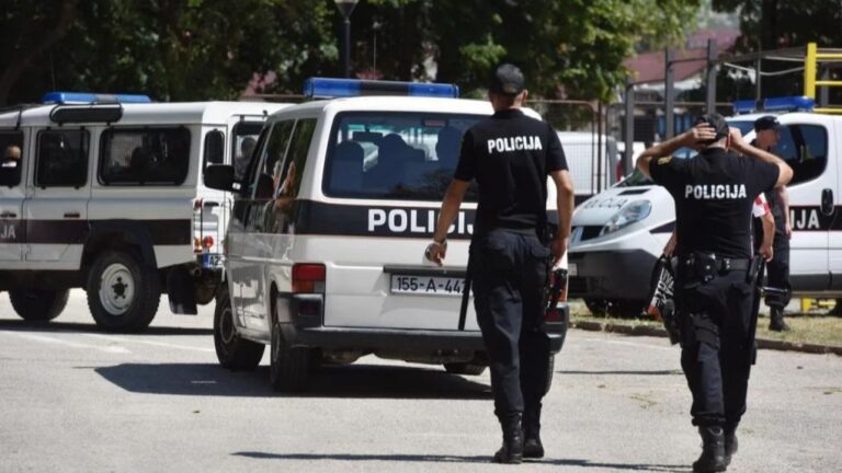 - Dogodađaj se desio u naselju Bakšaiš, gdje je sin hladnim oružjem, odnosno nožem napao svoju majku, koja je pri tome zadobila lakše tjelesne povrede, koje su konstantirane u Kantonalnoj bolnici Bihać – rekao nam je Keranović. Dodao je da je osumnjičeno lice pod nadzorom policije, a uviđajne radnje su završene.