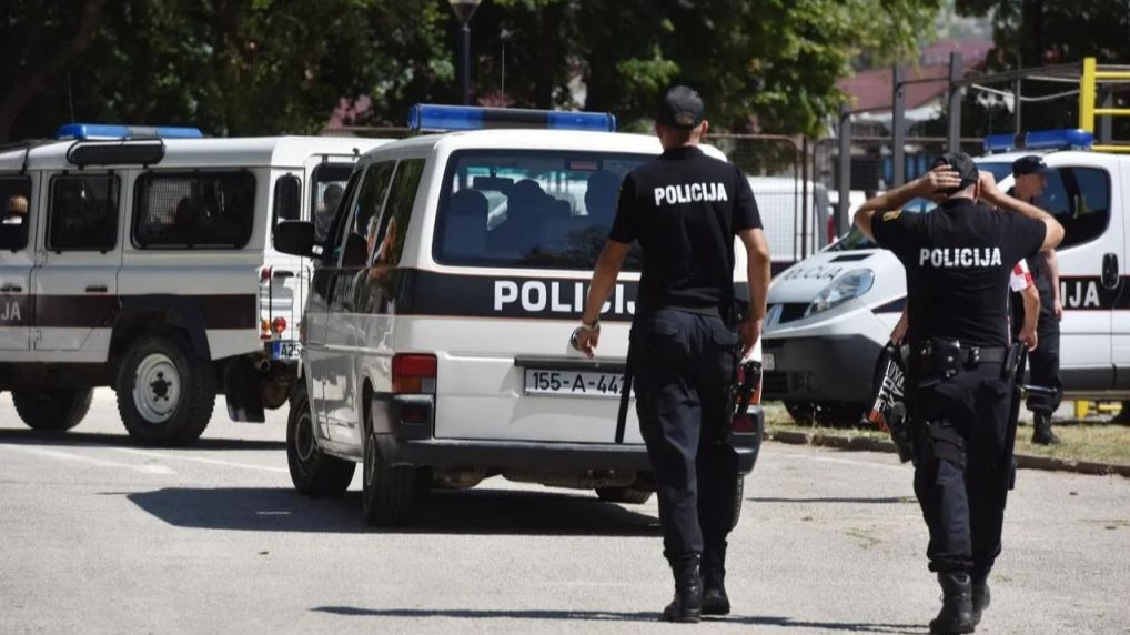 - Dogodađaj se desio u naselju Bakšaiš, gdje je sin hladnim oružjem, odnosno nožem napao svoju majku, koja je pri tome zadobila lakše tjelesne povrede, koje su konstantirane u Kantonalnoj bolnici Bihać – rekao nam je Keranović. Dodao je da je osumnjičeno lice pod nadzorom policije, a uviđajne radnje su završene.