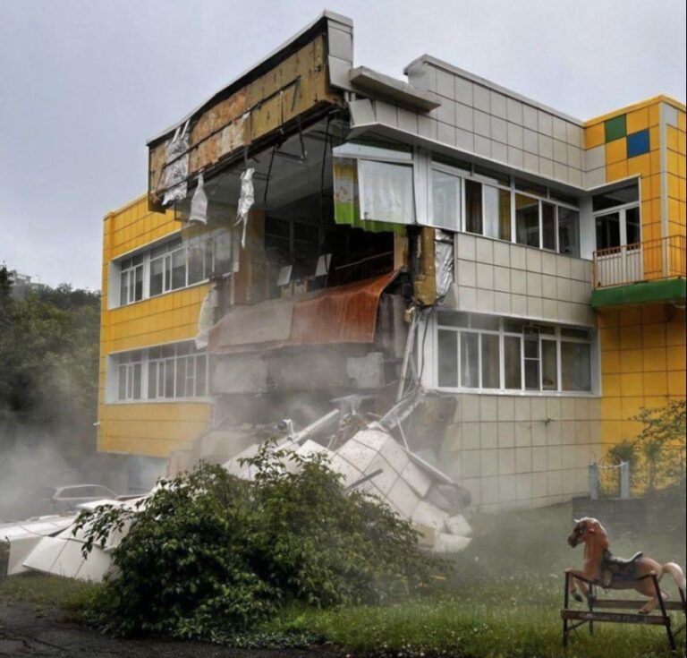 Jedna od uništenih zgrada. Platforma X