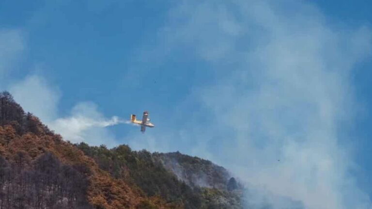 Kanader na požarištu. Avaz