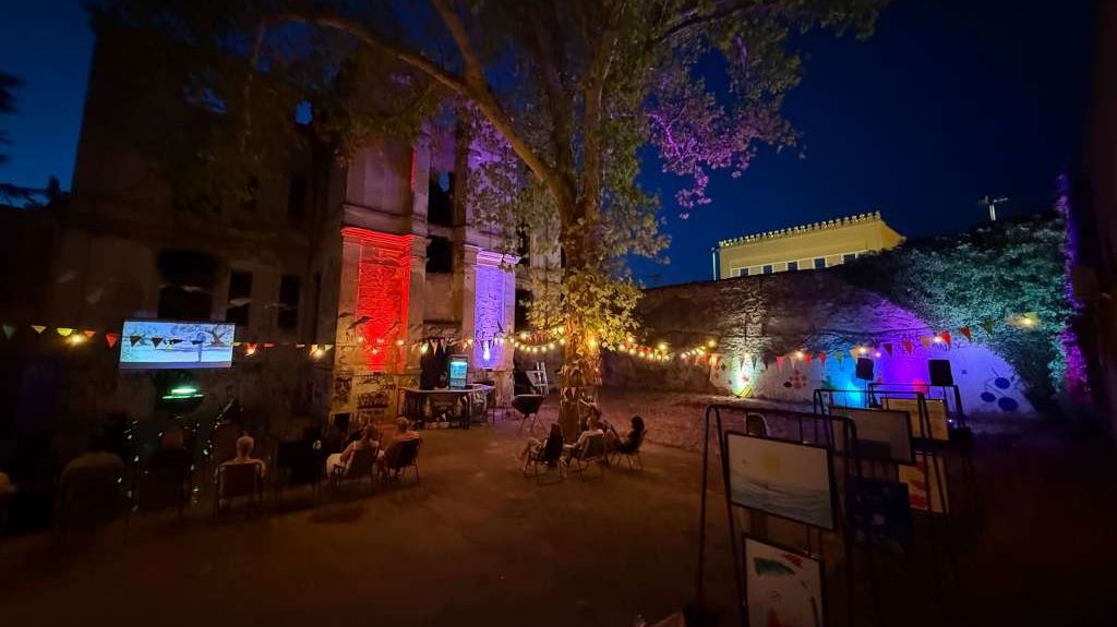 Posjetitelji su sudjelovali u izradi murala u suradnji s udrugom Rezon. platforma X